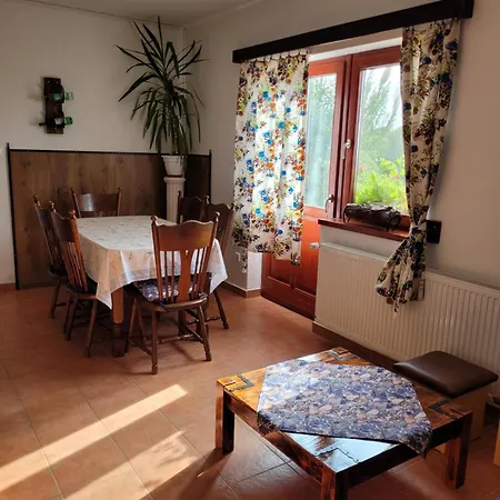 Totvar Lovarda Szallashely * Kovagotottos